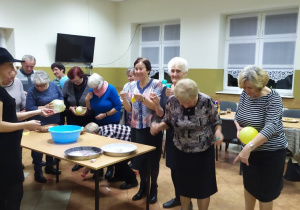 Seniorzy z Klubu "Senior+" podczas konkursów zorganizowanych w czasie imprezy andrzejkowej.